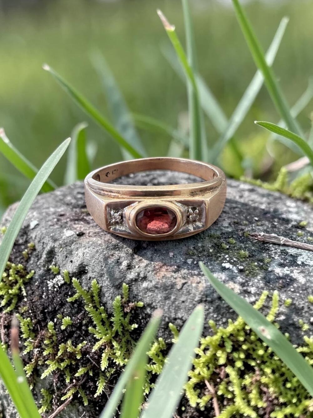 Vintage 10k Gold Garnet and Diamond Ring
